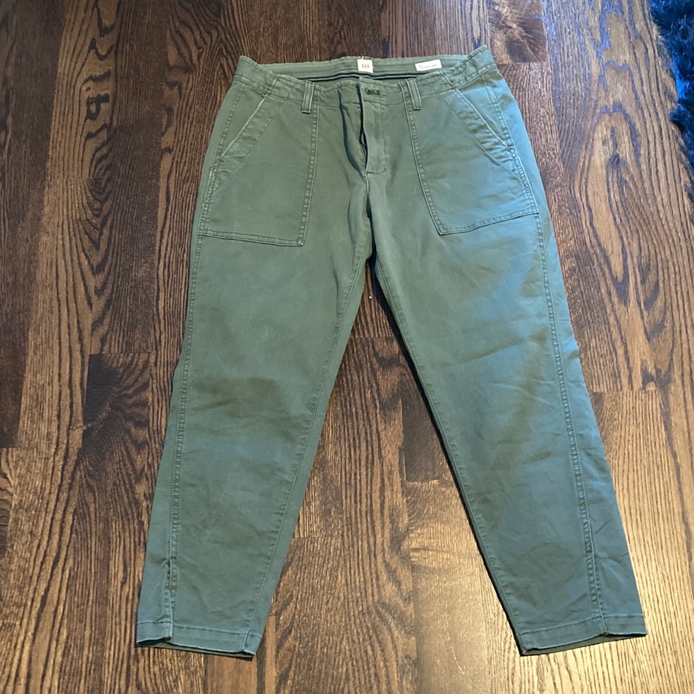 Women’s Gap Girlfriend Crop pants  in Olive Green